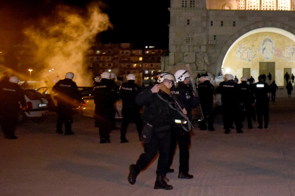 Policija ispred Hrama u Podgorici, Foto: Savo Prelević