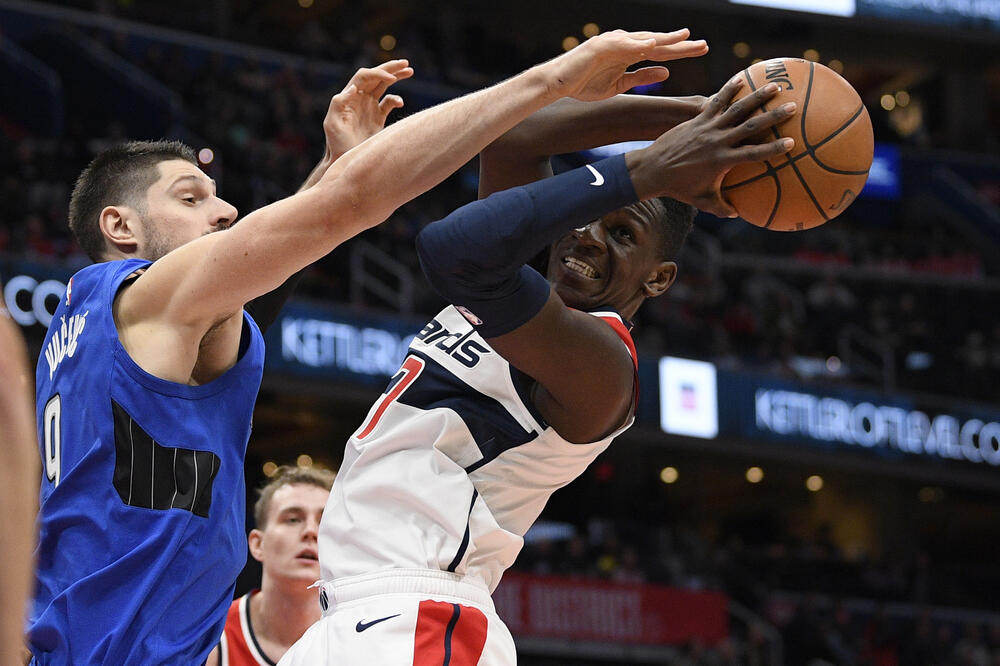 Vučević u duelu sa Bongom, Foto: Beta-AP