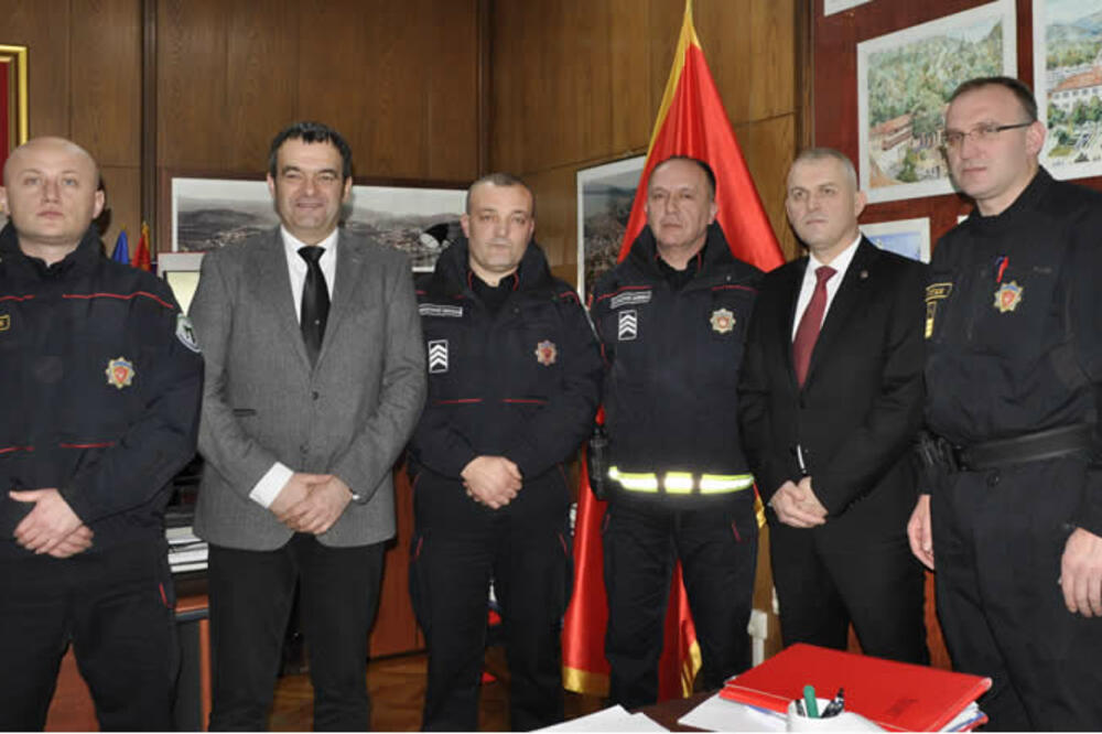 Nagrađeni policajci i njihove starješine sa predsjednikom Opštine Pljevlja, Foto: Goran Malidžan