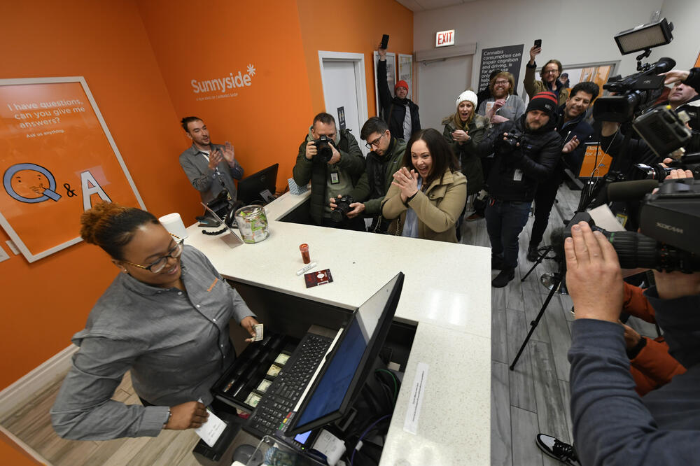 Ispred jedne prodavnice marihuane čekalo je oko 500 ljudi, Foto: AP