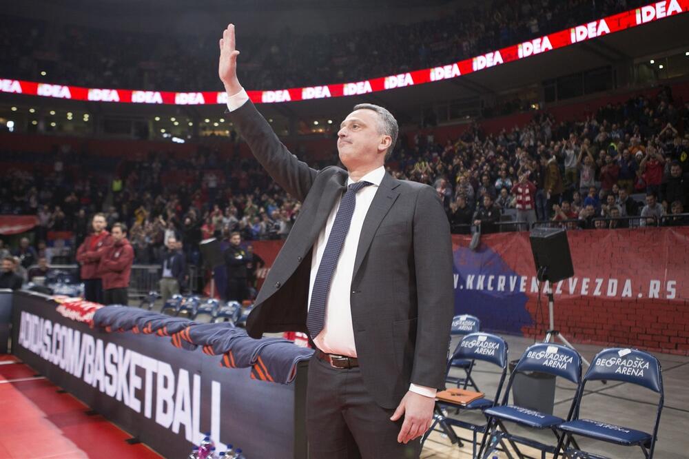 Dejan Radonjić otpozdravlja navijačima Crvene zvezde, Foto: Euroleague, Euroleague