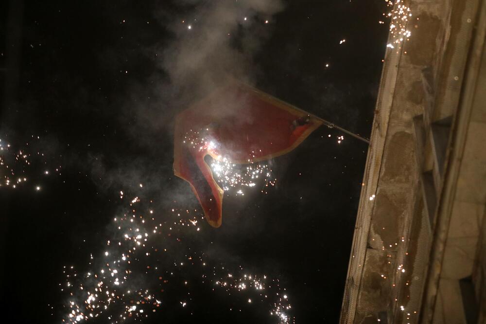 Raketama za vatromet je gađana zastava Crne Gore, Foto: BETAPHOTO