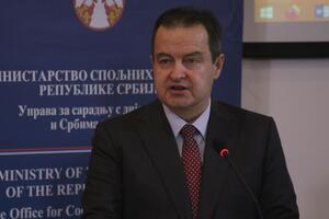 Dačić: Ministarstvo osuđuje pokušaj paljenja zastave, otpravnik...