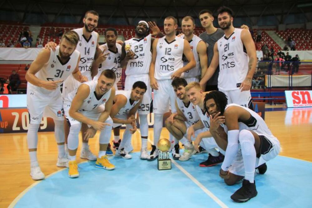 KK Partizan brani trofej