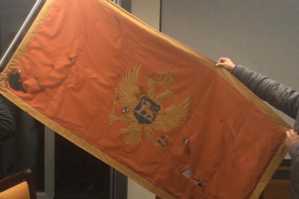 Crnogorska zastava sa Ambasade u Beogradu, Foto: Twitter