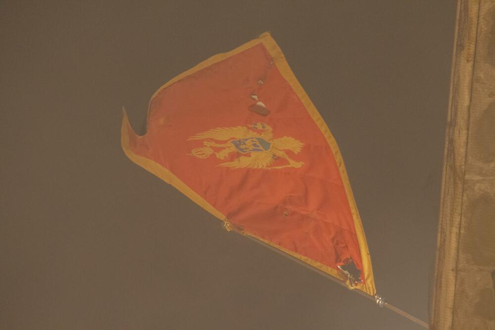 Zastava na Ambasadi u Beogradu, Foto: BETA, BETA