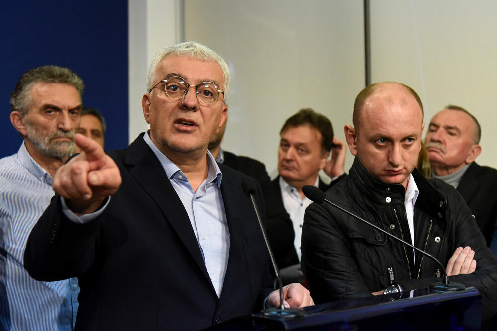 Pres Demokratskog fronta nakon puštanja poslanika iz pritvora, Foto: Boris Pejović