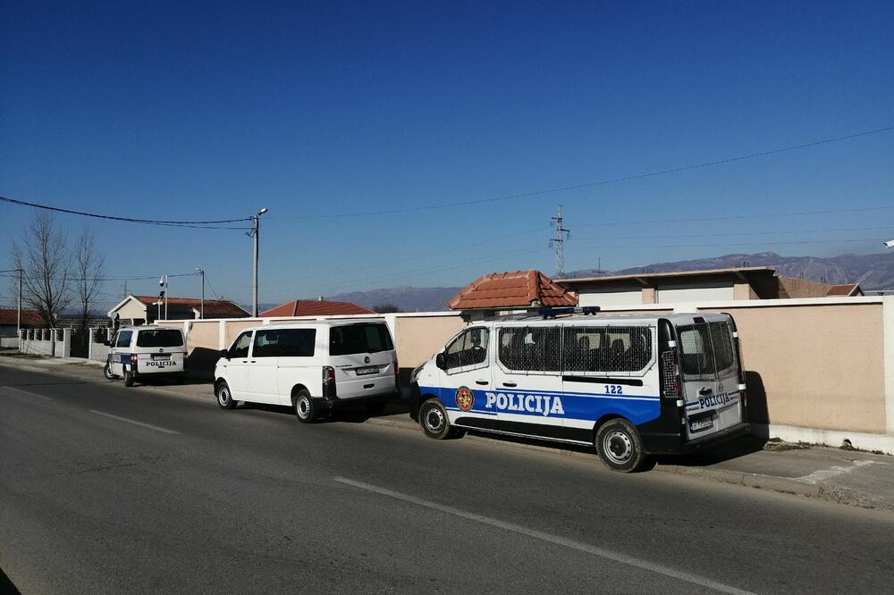 Policija ispred kuće Vidoja Stanišića, Foto: Jelena Jovanović