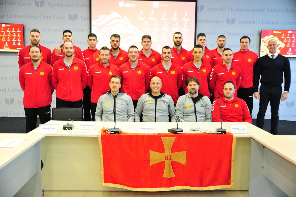 Rukometaši Crne Gore i stručni štab pred odlazak u Sloveniju, Foto: Stefan Ivanović/RSCG