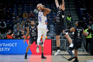 Partizan siguran u Areni, Mornar šuterski prespavao prvo...