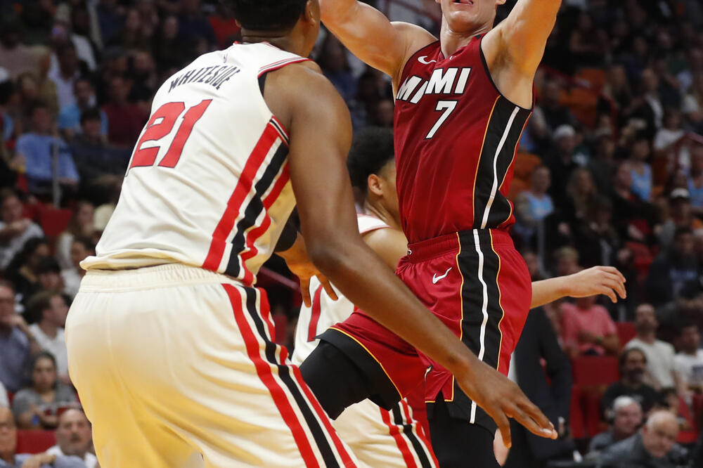 Dragić u duelu sa Vajtsajdom, Foto: AP