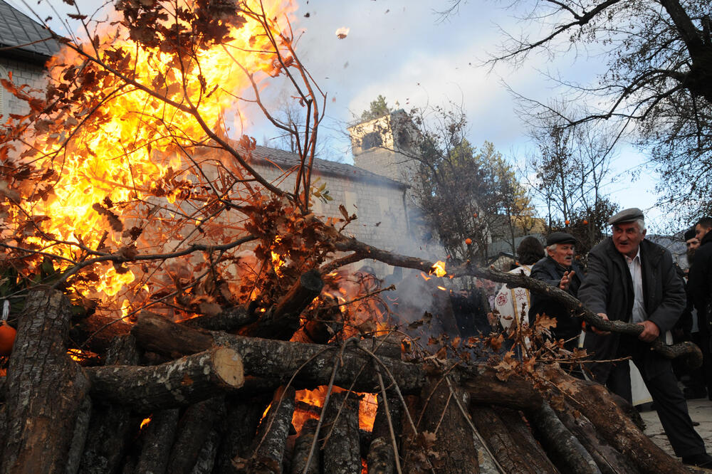 Nalaganje badnjaga, Foto: Savo Prelević