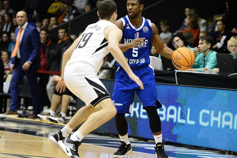 Derik Nidam na meču u Novgorodu