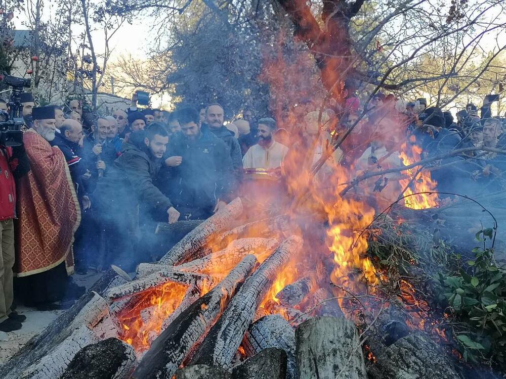 Ispred Cetinjskog manastira
