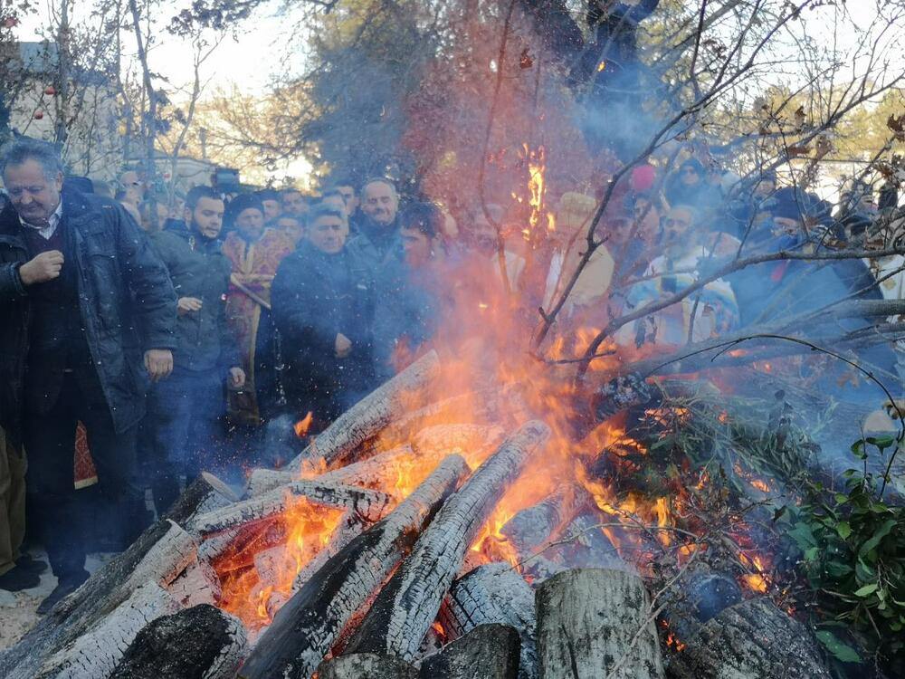 Ispred Cetinjskog manastira