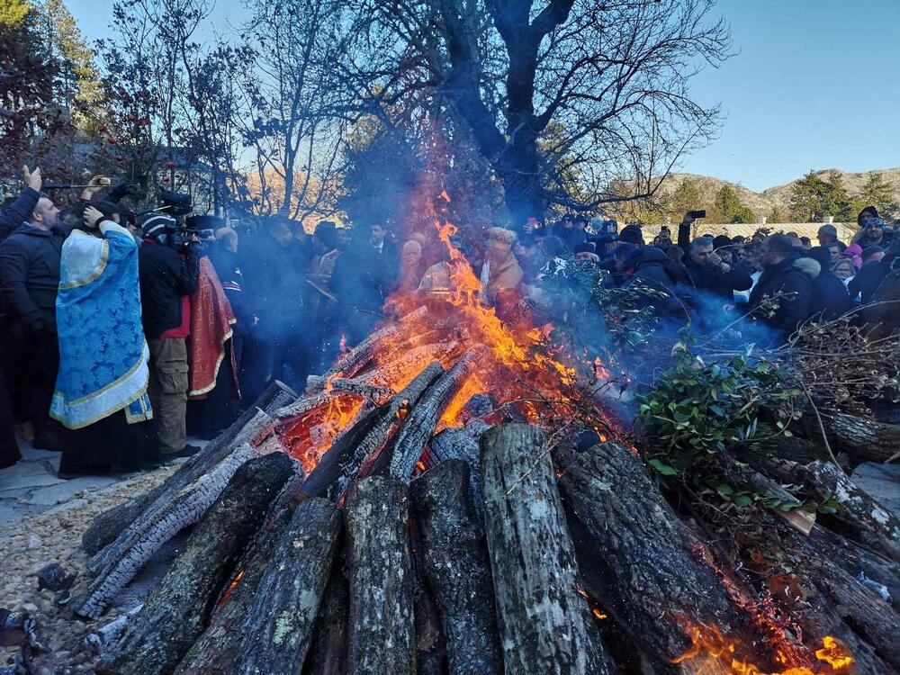 Ispred Cetinjskog manastira