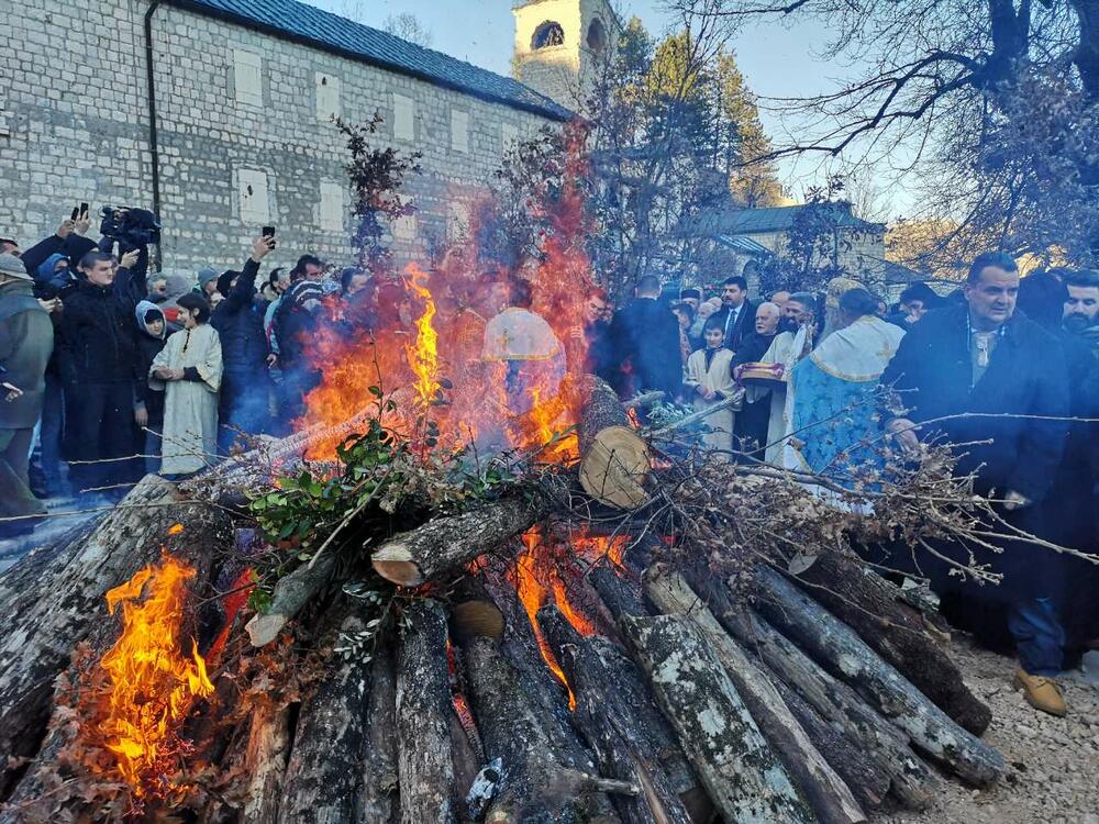 Ispred Cetinjskog manastira