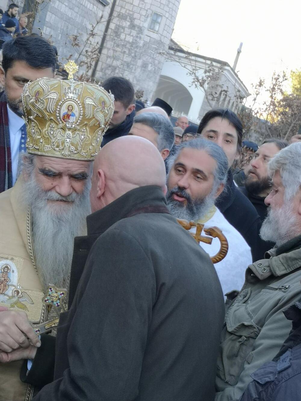 Ispred Cetinjskog manastira