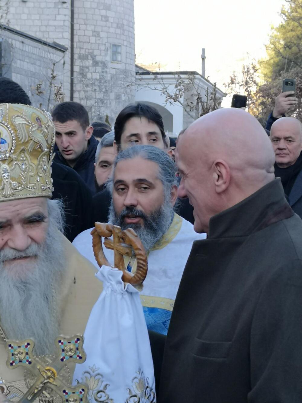 Ispred Cetinjskog manastira