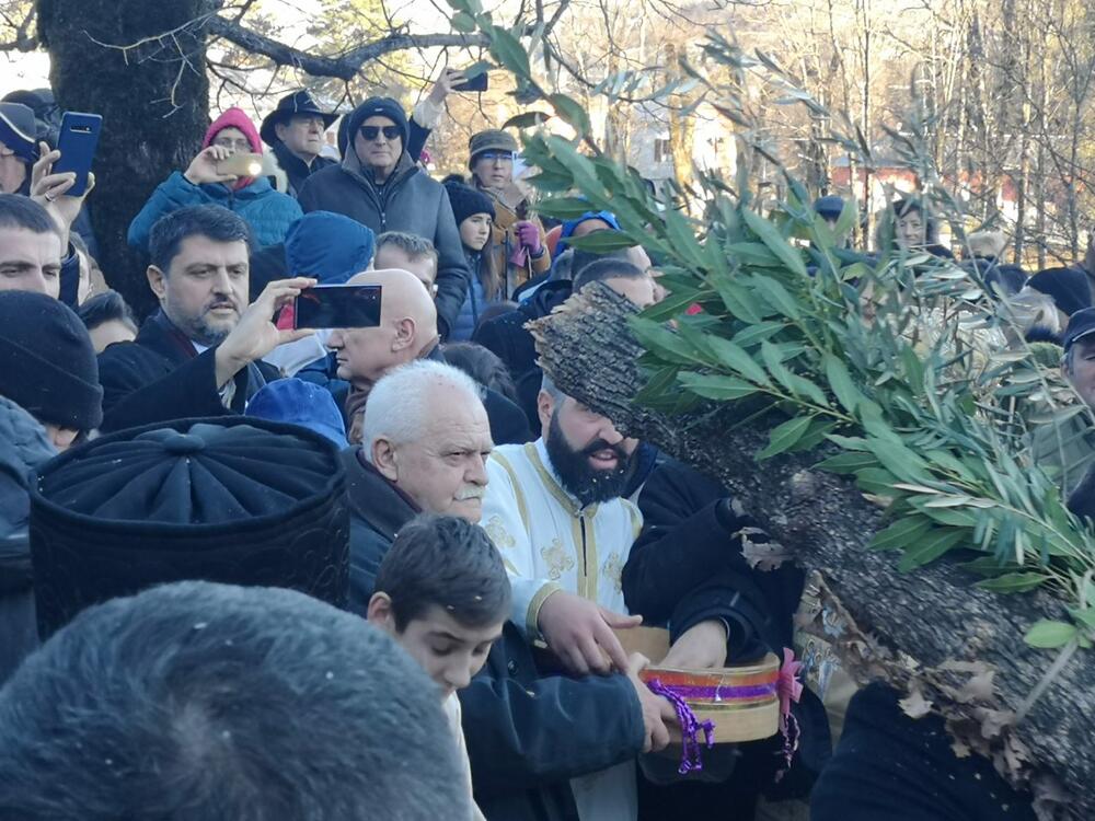 Ispred Cetinjskog manastira