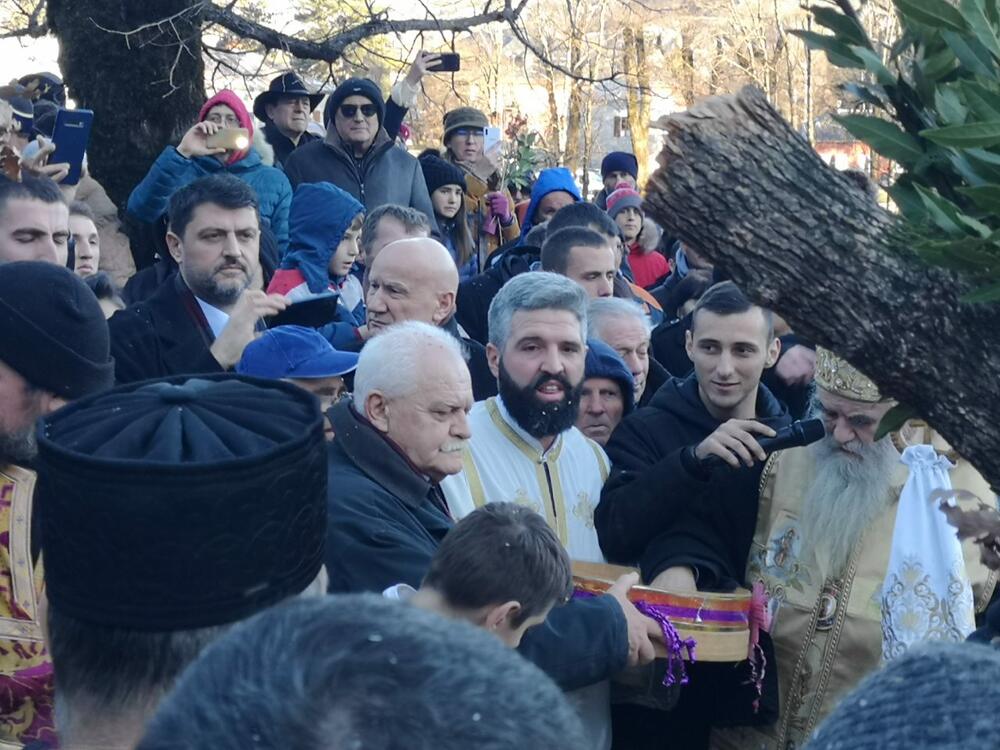 Ispred Cetinjskog manastira