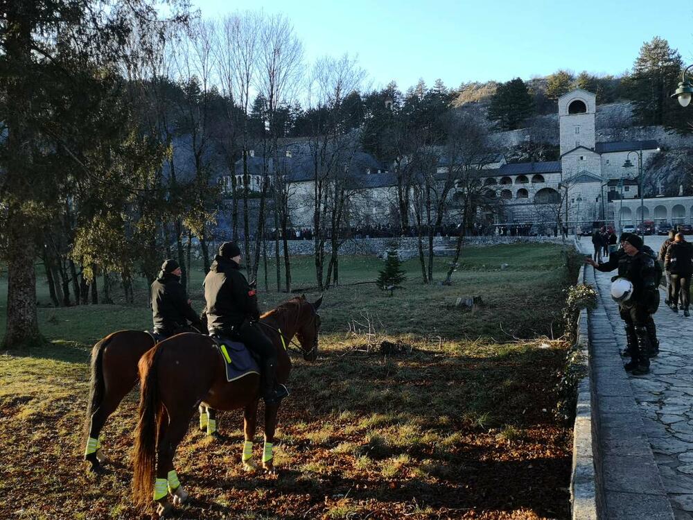 Ispred Cetinjskog manastira