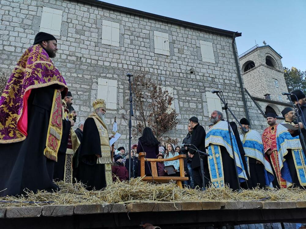 Ispred Cetinjskog manastira