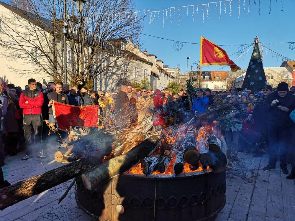 CPC nalaže badnjake kod Dvora kralja Nikole
