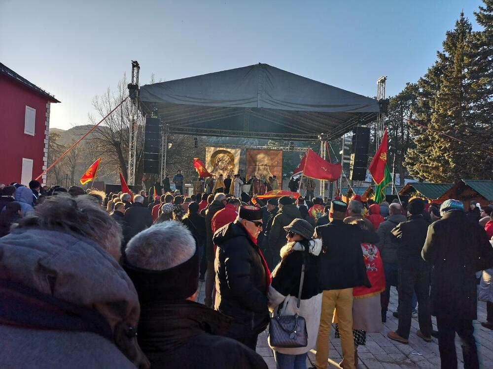 CPC nalaže badnjake kod Dvora kralja Nikole