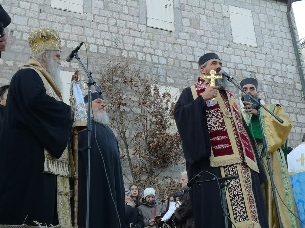 Ispred Cetinjskog manastira