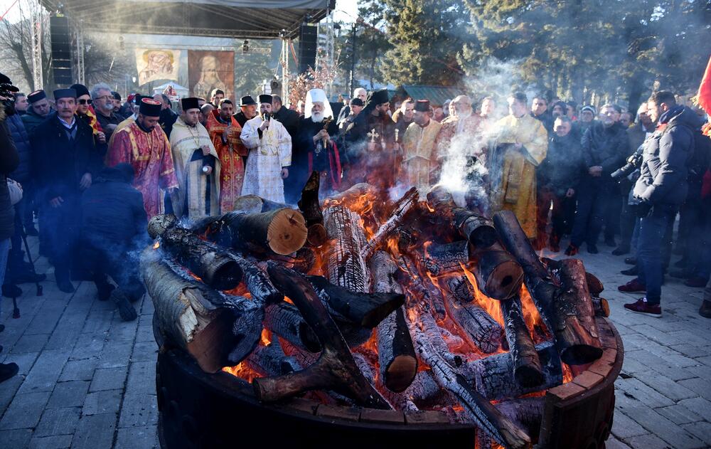 Sa nalaganja badnjaka ispred Dvora kralja Nikole