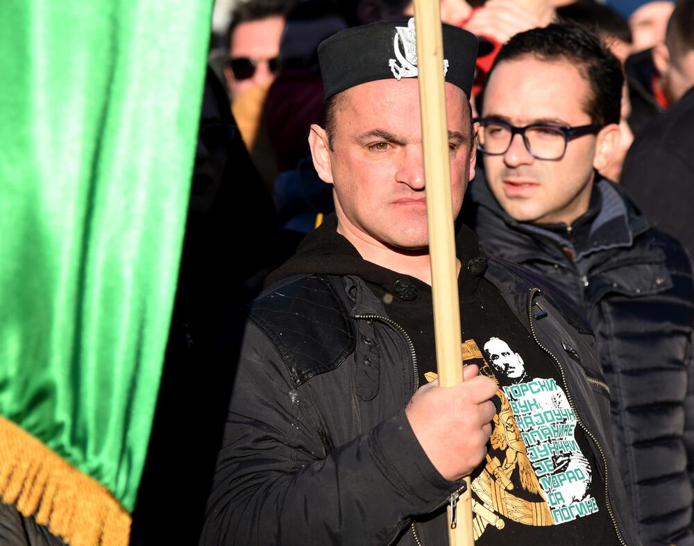 Sa nalaganja badnjaka ispred Dvora kralja Nikole