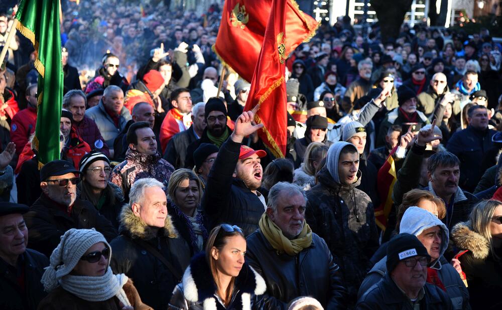 Sa nalaganja badnjaka ispred Dvora kralja Nikole