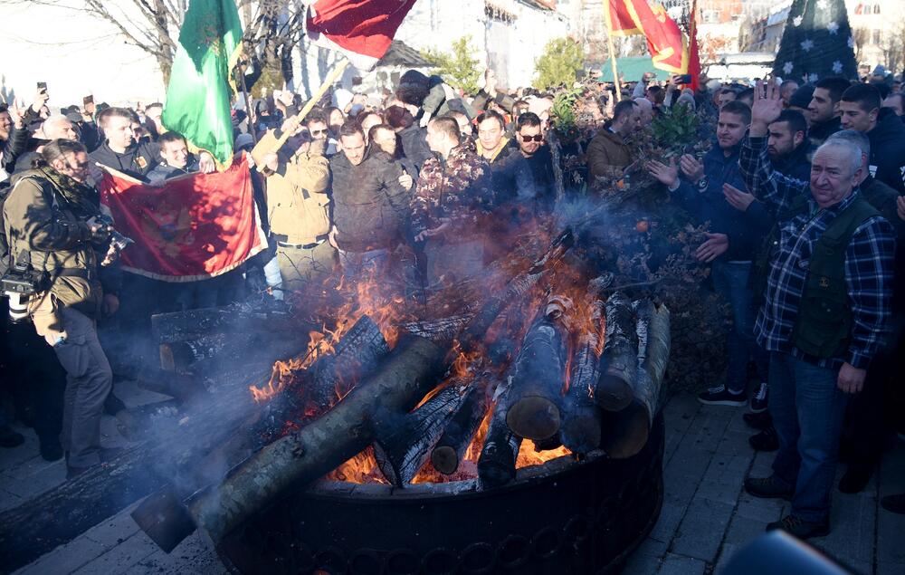 Sa nalaganja badnjaka ispred Dvora kralja Nikole