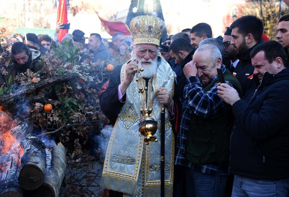 Sa nalaganja badnjaka ispred Dvora kralja Nikole