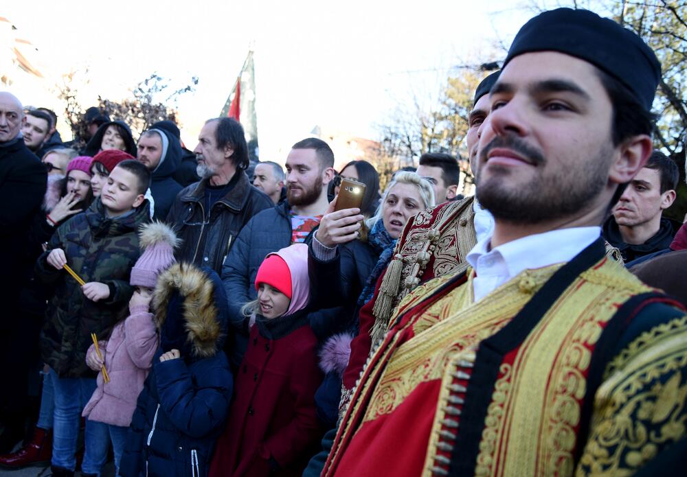 Sa nalaganja badnjaka ispred Dvora kralja Nikole