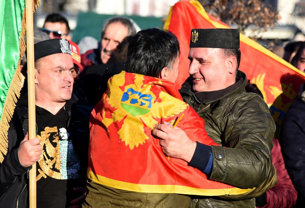 Sa nalaganja badnjaka ispred Dvora kralja Nikole