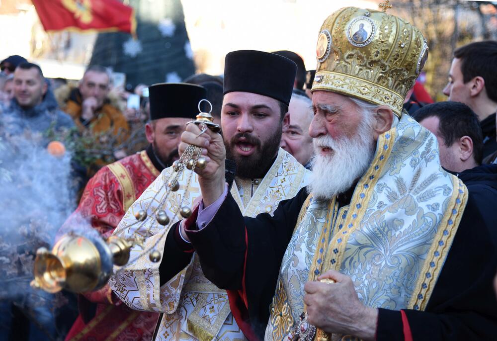 Sa nalaganja badnjaka ispred Dvora kralja Nikole