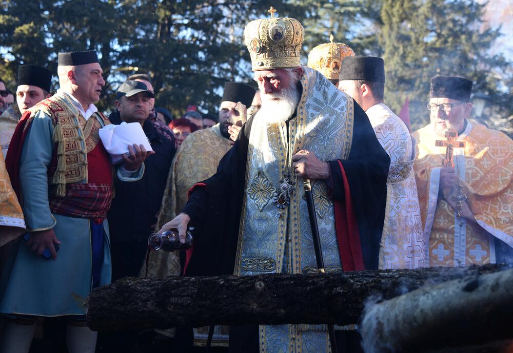 Sa nalaganja badnjaka ispred Dvora kralja Nikole