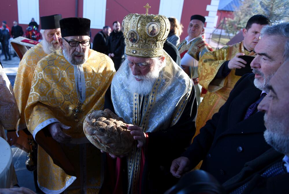 Sa nalaganja badnjaka ispred Dvora kralja Nikole