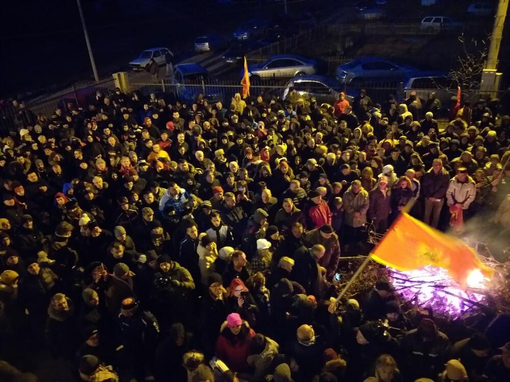 Nalaganje badnjaka ispred ljetnjikovca kralja Nikole