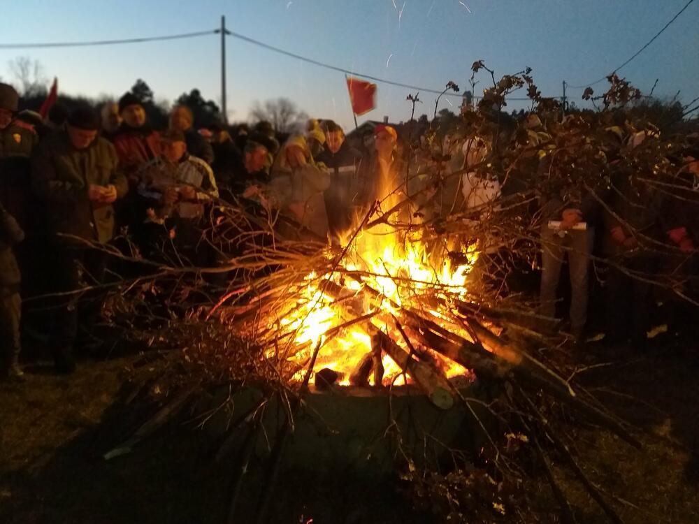 Nalaganje badnjaka ispred ljetnjikovca kralja Nikole
