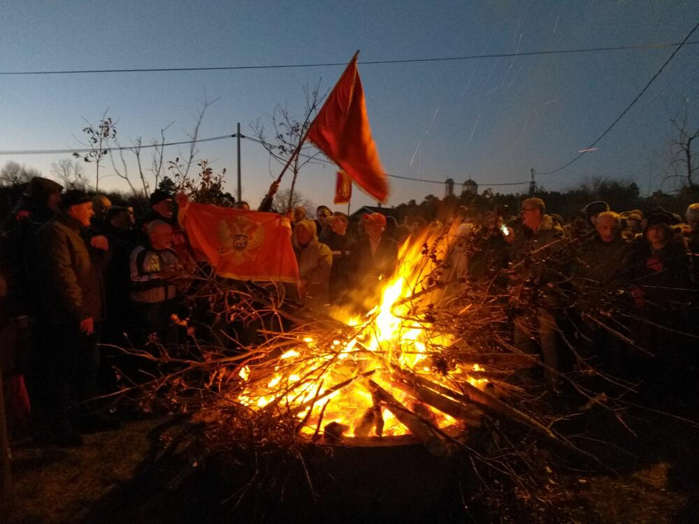 Nalaganje badnjaka ispred ljetnjikovca kralja Nikole
