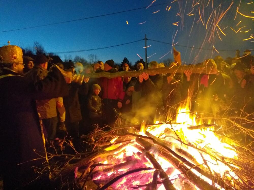 Nalaganje badnjaka ispred ljetnjikovca kralja Nikole
