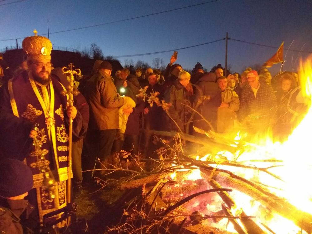 Nalaganje badnjaka ispred ljetnjikovca kralja Nikole