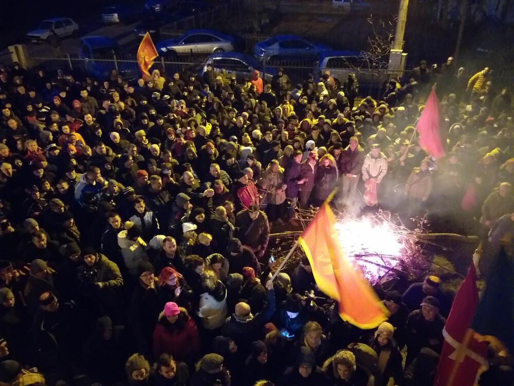 Nalaganje badnjaka ispred ljetnjikovca kralja Nikole