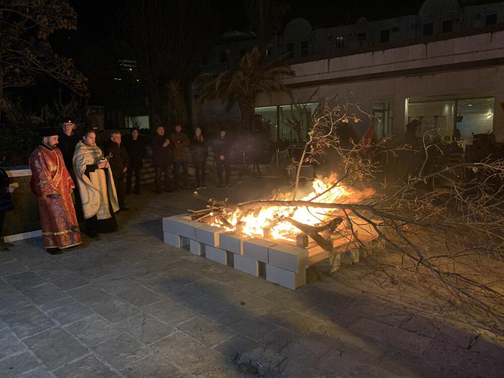 Nalaganje badnjaka CPC u Budvi