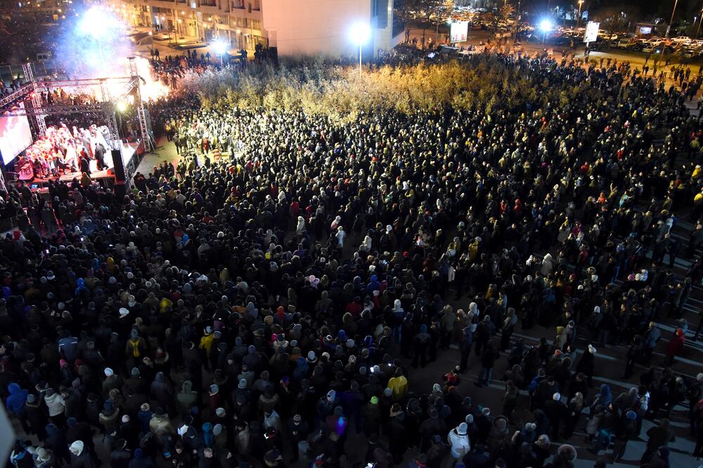 Večeras ispred Hrama u Podgorici, Foto: Luka Zeković