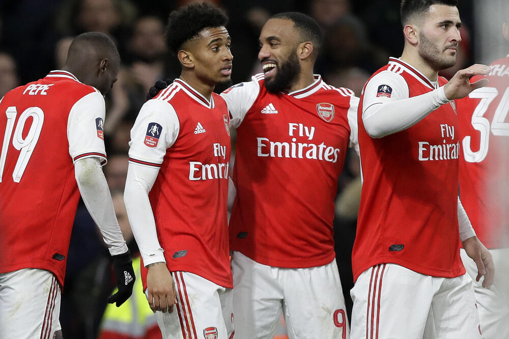 Igrači Arsenala slave gol Nelsona, Foto: AP