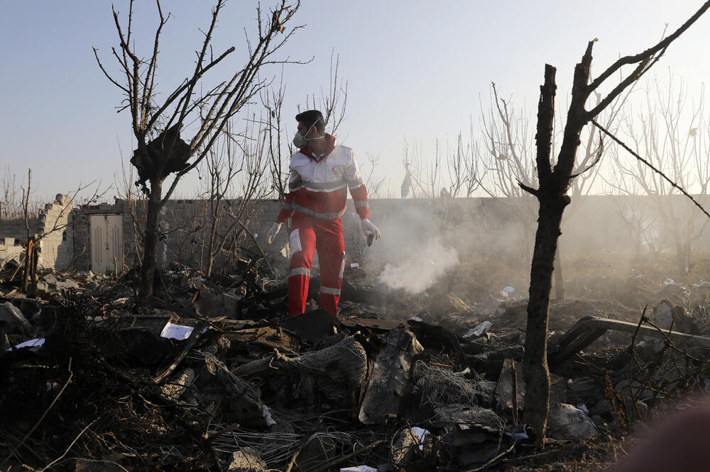 Spasioci na mjestu gdje se srušio ukrajinski avion, Foto: Beta/AP